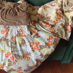 Reversible Full/ Queen comforter.